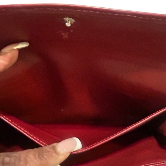 LV EPI wallet with a sleek Designer Women's Clutch - Picture 6 of 8